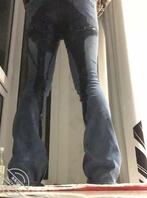 【福利】变态女人在商场厕所穿牛仔裤漏尿，看的我都硬了2