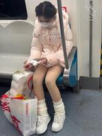 地铁上遇见的小妹，嫩得出水了都