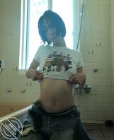 骚婊子浴室擦边拍摄0