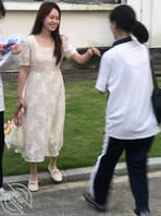 偷偷拍老师的骚照片，再溜进办公室偷偷射老师的骚鞋，太爽了0