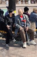 公园老头乐大爷嫌她磕碜没操她1