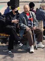 公园老头乐大爷嫌她磕碜没操她