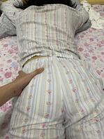 7 再次给侄女按摩，拿鸡吧蹭侄女屁股缝0