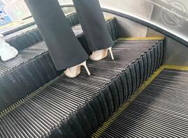 （72）近距离拍摄少妇的裸色高跟鞋2