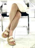 偷拍美女同事，白裙长腿