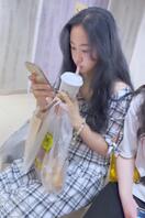 喝奶茶的格子裙小姐姐，开档肉丝黑色内内