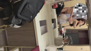 隔壁有她室友不敢使劲大声的叫