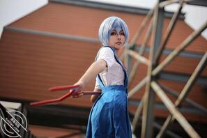 19岁喜欢cos的表妹照片大合集。处女表妹自己扣逼2