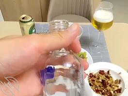 给我妈酒杯里猛灌半瓶伏特加，醒后要洗澡说身上好黏，岂知那是我的精液啊妈！0