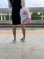 穿丝袜站台等车的少妇0