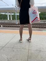 穿丝袜站台等车的少妇1