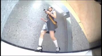 厕拍偷拍极品漂亮仙女无毛穴，重口拉屎不喜误入