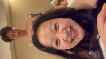 性瘾极大的骚母狗约到帅气小哥被操高潮开心的笑了