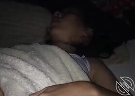 【真实原创】大三表妹要开学了，趁开学偷偷挖她的逼，没想到把屎给挖出来了1