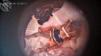 新鲜偷拍分享，酒店家庭监控实时直播，情趣主题房玩的就是花1