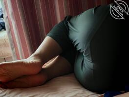 三门峡的骚妈妈  这脚能不能把你夹射 之后想看啥 评论一下