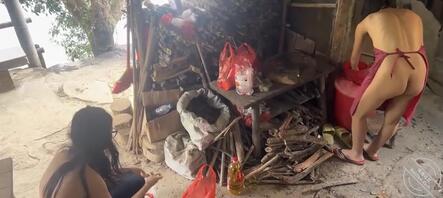 最刺激的露出，只可惜两个老头都硬不起来，可惜了两条母狗0