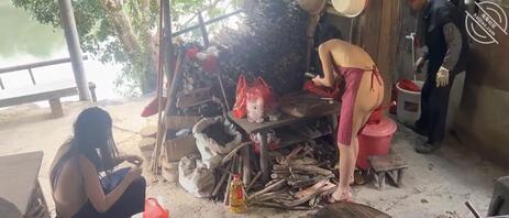 最刺激的露出，只可惜两个老头都硬不起来，可惜了两条母狗2