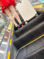 尾随穿裙子的大长腿丰满美女上下扶梯1