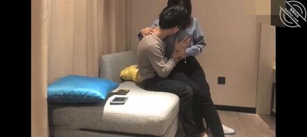 憋了一天！不顾我爸在旁边午睡，把老妈按沙发狂操。老妈捂着嘴巴不敢发出响声0