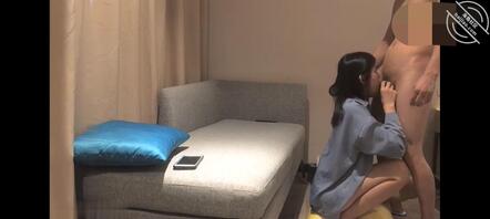 憋了一天！不顾我爸在旁边午睡，把老妈按沙发狂操。老妈捂着嘴巴不敢发出响声1