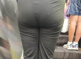 黑色紧身裤大肥臀少妇2