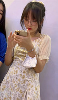 户外抄底眼镜妹0