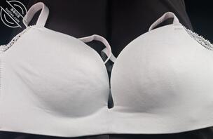 最近小表妹来，拿走了一件蓝色胸罩1