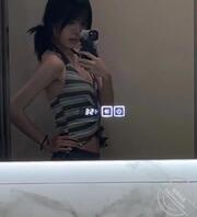 母狗伊芸中午发骚了想看着爸爸们的大鸡巴揉搓自己的骚逼想被爸爸们抽插内射1