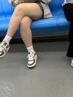 地铁偷拍肉腿妹子，肉感的很，不属于bbw。1