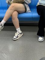 地铁偷拍肉腿妹子，肉感的很，不属于bbw。2