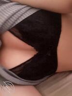 想操姐姐 趁姐姐睡着看姐姐手机 给别人发的内衣照 后面带姐姐现实照片2