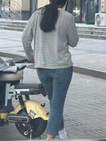 偷拍两个紧身牛仔裤少妇，