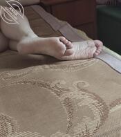 老妈吃饭了刚睡午觉 穿的裙子在家 鸡吧蹭屁股0