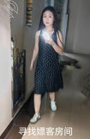 原创偷拍 上身真空出来接客的小姐姐，遇到一个爱舔穴的大叔，被干的哇哇大叫