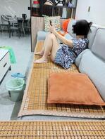 偷拍妈妈玩手机，无意之间走光1