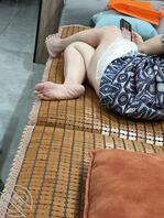 偷拍妈妈玩手机，无意之间走光2