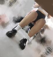 桌底偷拍骚货女大肉丝肉腿2