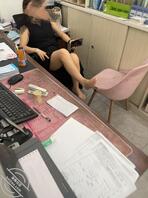 办公室偷拍好想看看骚逼的胯，骚逼痒了用手抓一下，是不是想被男人艹了，还是1