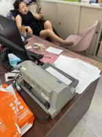 办公室偷拍好想看看骚逼的胯，骚逼痒了用手抓一下，是不是想被男人艹了，还是