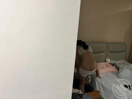 默默注视着妹妹换衣,如果我这时候跑过去抱住妹妹她会不会反抗2