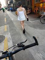 偷拍学生妹的裙底风光1