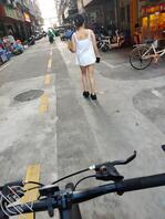 偷拍学生妹的裙底风光2