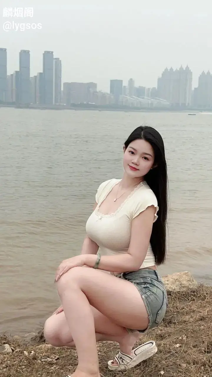 余丽娇为了搞钱无所不用其极 化身鸡巴套子