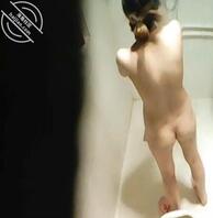 摄像头偷拍嫂子洗澡2