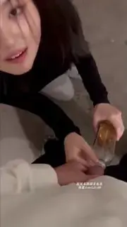  喝尿，你必须一口气喝下去。半夜把邻居叫到楼梯间强迫她喝尿，第二天又无套内射同事