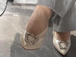 老板娘今天回公司，穿着高跟鞋坐我对面受不了