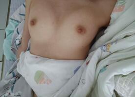 睡不着，乳头痒痒的 来个哥哥给我舔一舔就好了。0