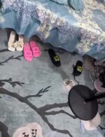 过完中秋佳节、才回到外地才有机会操妈妈，妈妈被操的语无伦次的还说要两个男