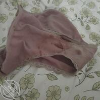 妈妈的骚内裤，想舔她的小逼逼，妈妈还偷偷玩跳蛋诶